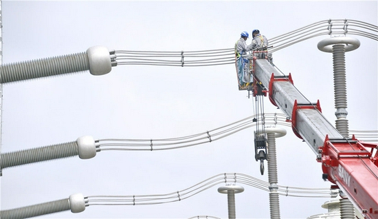 2021年9月25日，国网北京市电力公司延庆换流站的员工在检查输变电设备。新华社记者 李欣 摄