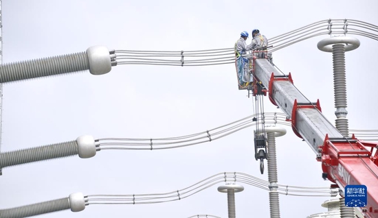 国网北京市电力公司延庆换流站的员工检查张北柔性直流电网输变电设备（2021年9月25日摄）。新华社记者 李欣 摄