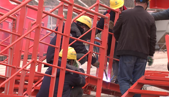  △贵州德余高速乌江特大桥凌空飞架 工人正在为新年开工做准备