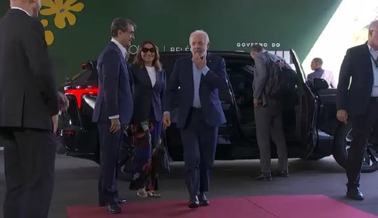 美媒：“卢拉乘中国电动汽车抵达会场”