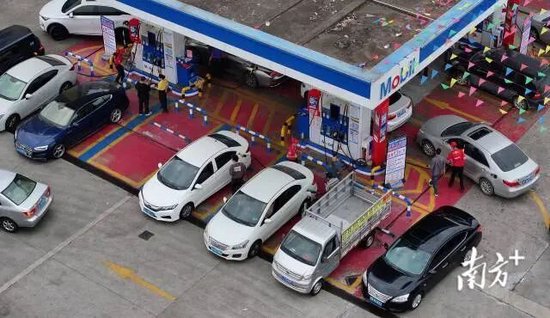广东一加油站请女模站台，数名“油模”衣着暴露，排队加油车辆络绎不绝，有人合影、有人质疑 执法部门：要求离场，立即整改