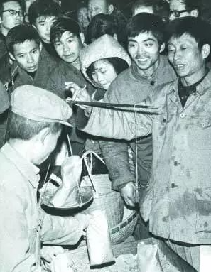 ·年广久(右一)在卖瓜子。