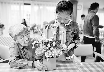 重阳节活动信息 10月7日,江苏省苏州市相城区元和街道日益社区志愿者走进社区养老院和老人一起插花,欢度重阳。王建康摄/光明图片