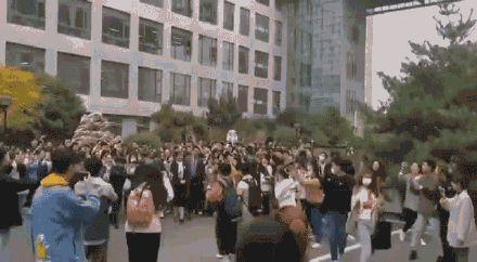 李兰娟来了!高校秒变“追星”现场