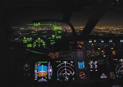 借助投影在正前方透视镜的飞行信息，飞行员可在保持平视状态时，兼顾仪表参数。 本版摄影/新京报记者 陶冉