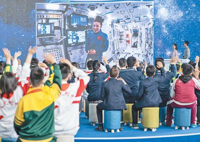 2021年12月9日，“天宫课堂”第一课正式开讲。图为王亚平在进行太空授课。　　本报记者 张武军摄