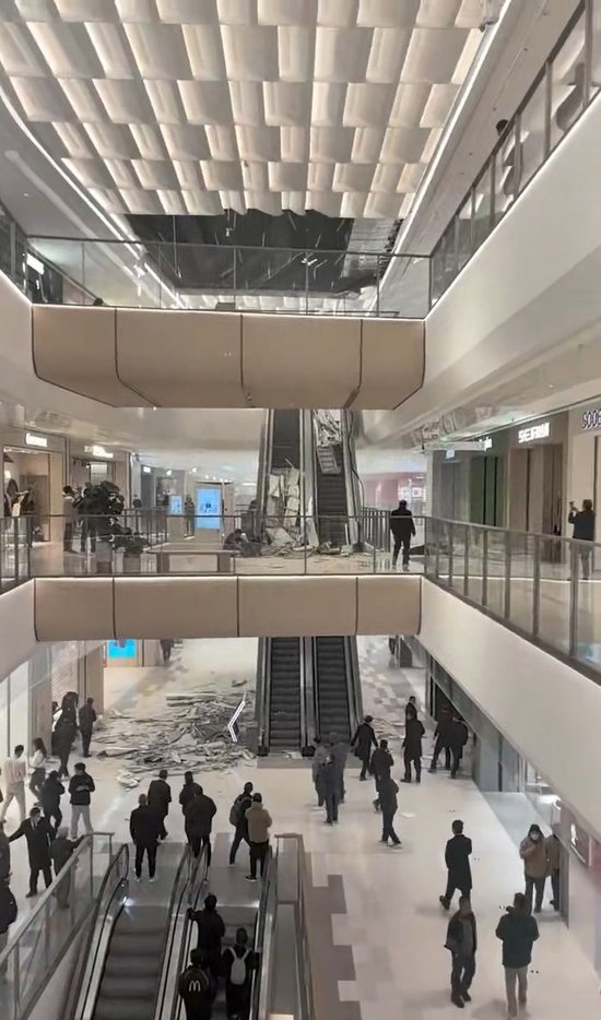 西安一商场发生吊顶脱落事故，三天前刚开业，当地：已到达现场处置