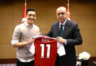 德国足球运动员厄齐尔与土耳其总统埃尔多安的合影
