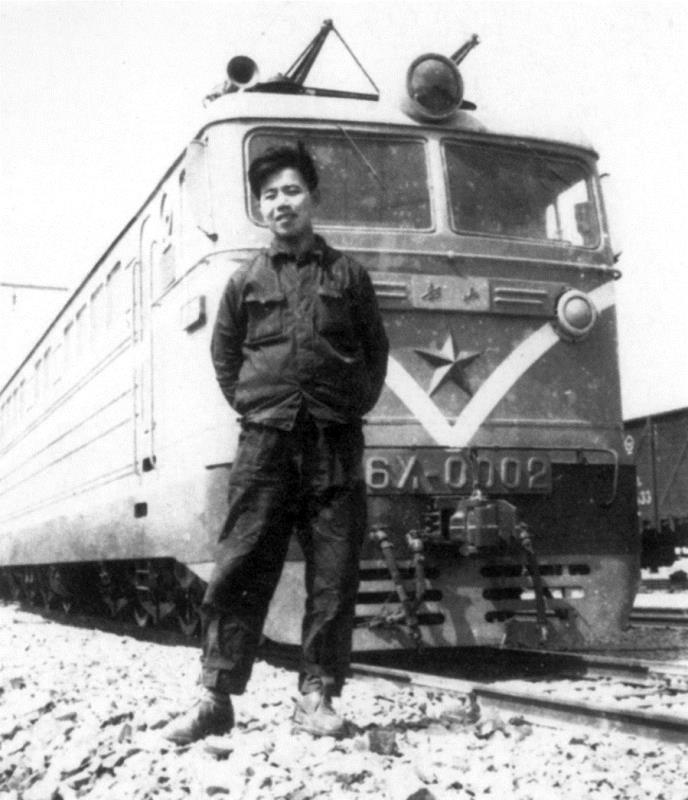 图为1962年，傅志寰在北京环形铁道参加韶山型电力机车试验。 图片来自《我的情结》一书