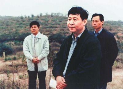 1999年11月，时任福建省委副书记、代省长习近平到长汀河田考察水土保持工作。资料图片