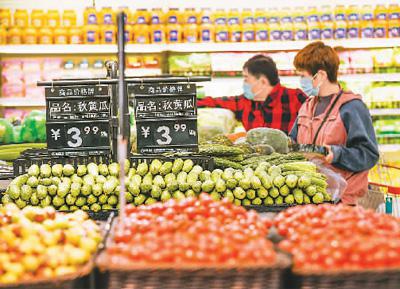 10月15日，居民在河北省遵化市一家超市选购蔬菜。刘满仓摄（人民视觉）