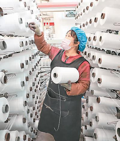 江苏连云港市赣榆区城头镇扶贫车间的工人在塑料编织生产线上忙碌。司 伟摄（人民图片）