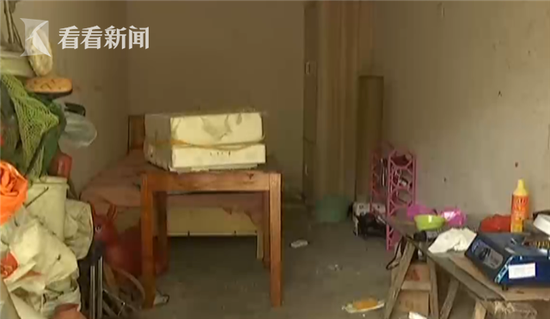 Luo meminta Wu agar menempatkan sang ibu di ruang penyimpanan.