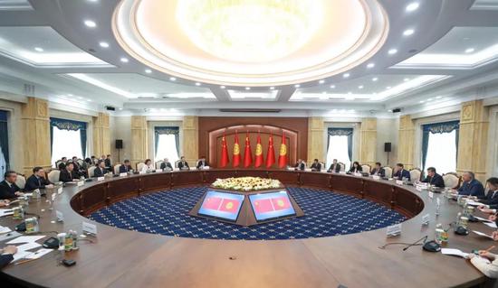 6月13日，国家主席习近平在比什凯克同吉尔吉斯斯坦总统热恩别科夫会谈。新华社记者 李学仁 摄