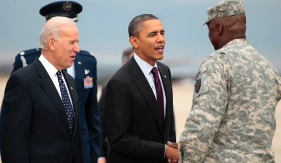  ·2011年，时任总统奥巴马（中）和副总统拜登（左）在华盛顿美军基地会见奥斯汀。