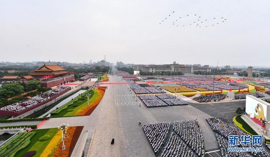  7月1日上午，庆祝中国共产党成立100周年大会在北京天安门广场隆重举行。这是大会开始前的飞行庆祝表演。新华社记者 李贺 摄