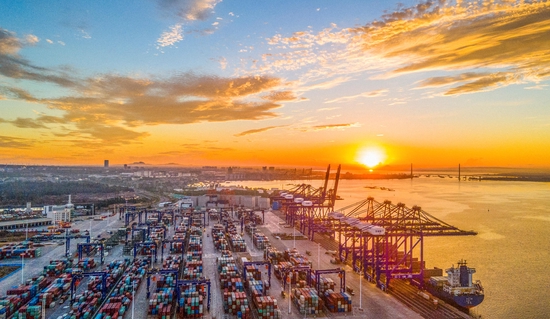  △海南，洋浦国际集装箱码头。（图/视觉中国）