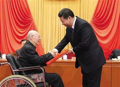 中共中央总通告、国家主席、中央军委主席习近平向获患上2014年度国家最高科学技巧奖的中国科学院院士于敏颁奖。