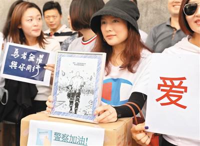 8月9日,香港市民齐集香港警察总部门外,为警方送上物资和心意卡,其中还包括一幅由内地网民绘制的“刘Sir背影”漫画。 新华社记者 吴晓初摄