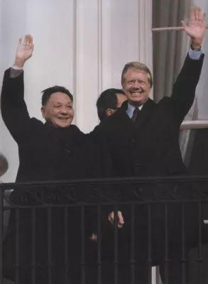 1979年，邓小平和美国总统卡特在白宫阳台上。