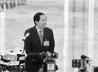 　　3月3日，中国人民政治协商会议第十三届全国委员会第二次会议在北京人民大会堂开幕。 　　图为国家文物局局长刘玉珠在“部长通道”回答科技日报记者提问。