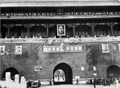 　天安门城楼挂起毛主席等领导人画像