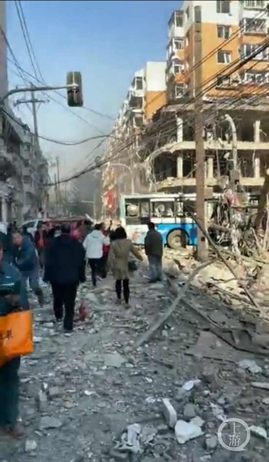 ▲爆炸发生时，途经事发地的一辆公交车被波及。图片来源/视频截图
