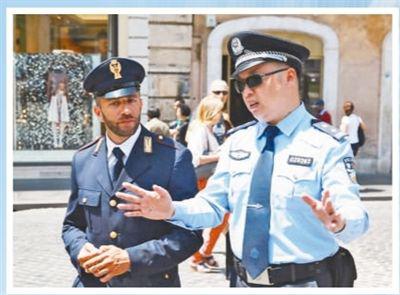 中意警察在罗马街头联合巡逻。　　本报记者 韩秉宸摄