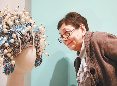 “东方生活美学展”3月在莫斯科中国文化中心举行。图为一名观众聚精会神欣赏展品。&nbsp;本报记者 殷新宇摄