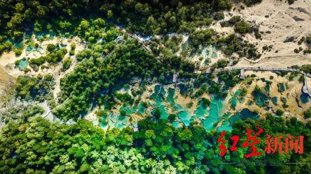 红星新闻|“黄裙女”连推景区设施后，四川黄龙景区呼吁：文明出行，珍惜原始自然钙华景观