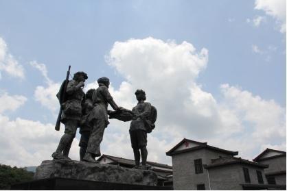  湖南省郴州市汝城县沙洲村的“半条被子”雕塑。（邝西曦摄）