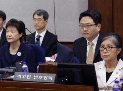 ▲首场公审,朴槿惠与崔顺实并坐,但相互并不理财。图源:新华社。
