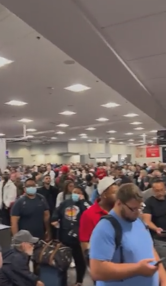 骚乱造成大量旅客滞留机场