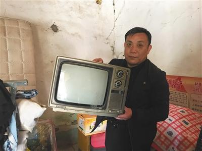 1996年案发当晚,周继坤、周正国曾坐在这台黑白电视机前观看香港电影。