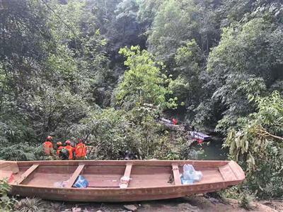 8月5日，湖北鹤峰，搜救队员水陆两队搜索被困人员。鹤峰县委宣传部供图