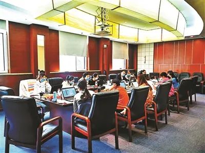 酒店的二层是杨鹏每天穿梭无数次的地方。