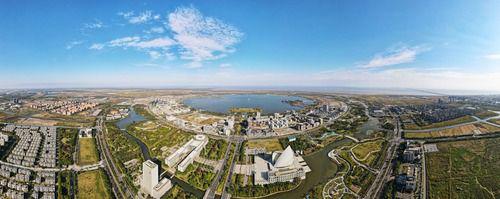 上海浦东新区临港新城滴水湖畔（10月25日摄，无人机全景照片）。新华社记者 方喆 摄
