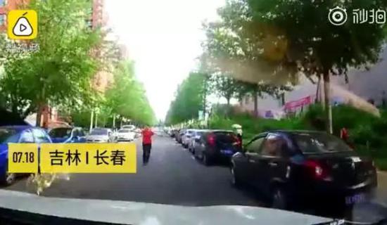 夫妻拦车求送孩子就医:不走你看我干死你(图)