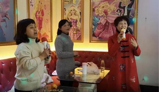 师娘在KTV和朋友一起唱歌。新京报记者吴靖 摄