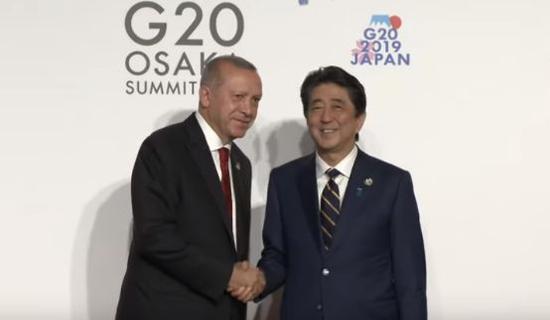 安倍与埃尔多安握手