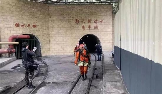 搜救队员换班出洞（人民网记者 李平 摄）