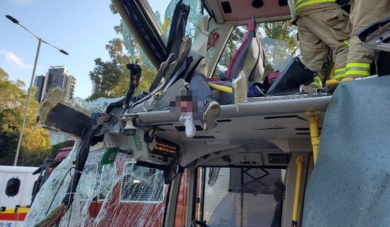 香港公路大巴猛撞路树 至少5人死亡32人受伤