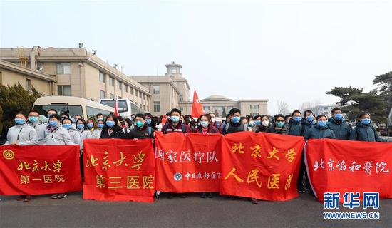  1月26日，国家援鄂抗疫医疗队队员在北京首都机场合影。新华社记者 张玉薇 摄