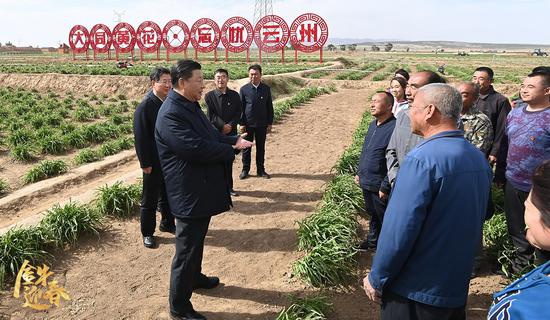 2020年5月11日，习近平总书记在山西省大同市云州区有机黄花标准化种植基地，同正在劳作的村民们亲切交谈。