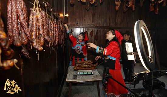 2021年1月15日，电商服务志愿者通过直播的方式帮助偏远山村群众推介销售腊肉、香肠等特色“年味”农产品。