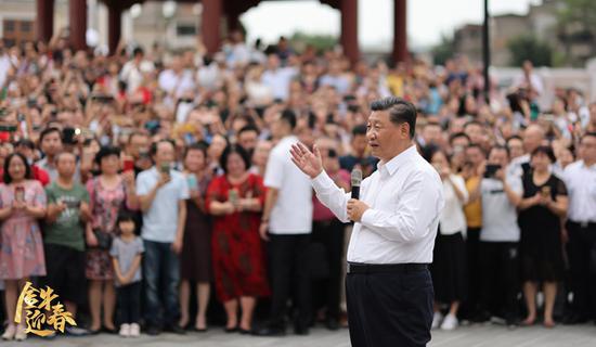 2020年10月13日，习近平总书记在广东省汕头市小公园开埠区，同当地群众和游客亲切交流。 