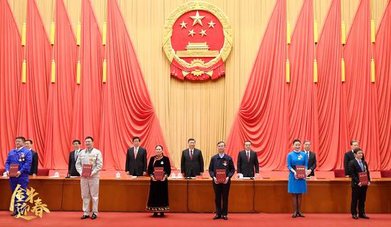 2020年11月24日，全国劳动模范和先进工作者表彰大会在北京人民大会堂隆重举行。习近平等党和国家领导人向全国劳动模范和先进工作者代表颁发荣誉证书。