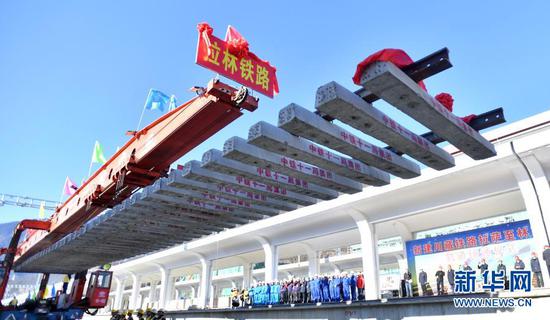 最后一排轨排落地,标志着川藏铁路拉林段全线铺轨完成(2020年12月31日摄)。新华社记者 觉果 摄