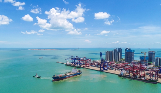  △2021年5月，海口港集装箱码头。（图/视觉中国）