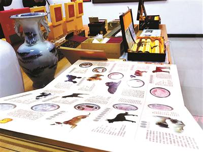 警方现场查获大量待拍卖的被害事主的收藏品